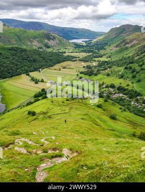 Guardando verso Ullswater dai ripidi pendii di Hartsop Dodd nel Cumbrian Lake District nel Regno Unito Foto Stock