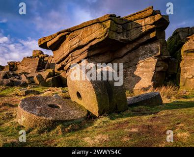 Macine abbandonate nel loro sito di produzione sotto Stanage Edge nel Debyshire Peak District nel Regno Unito Foto Stock