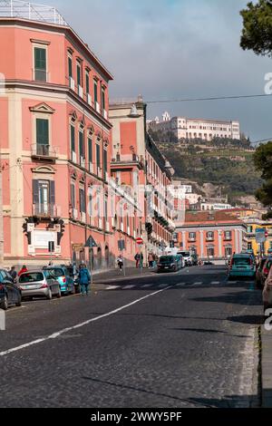 Napoli, Italia - 8 aprile 2022: Castel Sant'Elmo, la storica fortezza di Napoli vista dal centro. Castel Sant'Elmo è una fortezza medievale situata Foto Stock