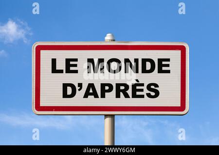 Un cartello di ingresso francese contro un cielo blu con scritto in francese "le monde d'après", che in inglese significa "il mondo dopo". Foto Stock