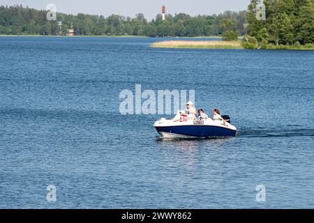 Aluksne, Lettonia - 19 giugno 2021: Persone non identificate su un motoscafo sul lago. Foto Stock