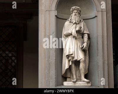 La statua di Leonardo da Vinci realizzata da Luigi Pampaloni, 1839. Si trova nel cortile degli Uffizi, a Firenze. Foto Stock