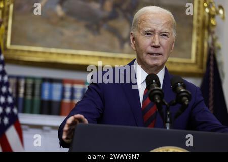 Washington, Stati Uniti. 26 marzo 2024. Il presidente Joe Biden fa osservazioni sul crollo del Francis Scott Key Bridge a Baltimora dalla sala Roosevelt della Casa Bianca il 26 marzo 2024 a Washington, DC il ponte a 4 corsie crollò nel fiume Patapsco dopo che la nave cargo si scontrò con il ponte durante la notte. Più veicoli erano sul ponte quando è crollato e 6 rimangono ancora irrecuperabili. (Foto di Samuel Corum/Sipa USA) credito: SIPA USA/Alamy Live News Foto Stock