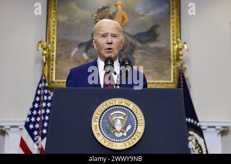 Washington, Stati Uniti. 26 marzo 2024. Il presidente Joe Biden fa osservazioni sul crollo del Francis Scott Key Bridge a Baltimora dalla sala Roosevelt della Casa Bianca il 26 marzo 2024 a Washington, DC il ponte a 4 corsie crollò nel fiume Patapsco dopo che la nave cargo si scontrò con il ponte durante la notte. Più veicoli erano sul ponte quando è crollato e 6 rimangono ancora irrecuperabili. (Foto di Samuel Corum/Sipa USA) credito: SIPA USA/Alamy Live News Foto Stock