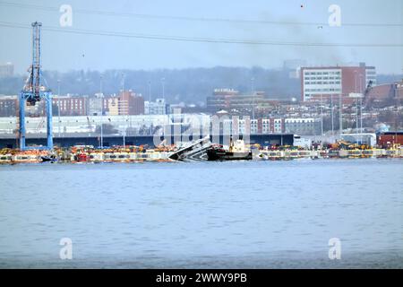 Baltimora, Maryland, Stati Uniti. 26 marzo 2024. Veduta del Francis Scott Key Bridge la mattina dopo che uno dei suoi pilastri fu colpito da una nave da carico causando il crollo del ponte a Baltimora, Maryland, il 26 marzo 2024. Crediti: Mpi34/Media Punch/Alamy Live News Foto Stock