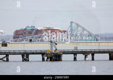 Baltimora, Maryland, Stati Uniti. 26 marzo 2024. Veduta del Francis Scott Key Bridge la mattina dopo che uno dei suoi pilastri fu colpito da una nave da carico causando il crollo del ponte a Baltimora, Maryland, il 26 marzo 2024. Crediti: Mpi34/Media Punch/Alamy Live News Foto Stock