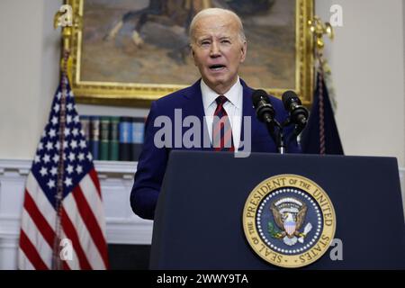 Washington, Stati Uniti. 26 marzo 2024. Il presidente Joe Biden fa osservazioni sul crollo del Francis Scott Key Bridge a Baltimora dalla sala Roosevelt della Casa Bianca il 26 marzo 2024 a Washington, DC il ponte a 4 corsie crollò nel fiume Patapsco dopo che la nave cargo si scontrò con il ponte durante la notte. Più veicoli erano sul ponte quando è crollato e 6 rimangono ancora irrecuperabili. (Foto di Samuel Corum/Pool/ABACAPRESS.COM) credito: Abaca Press/Alamy Live News Foto Stock