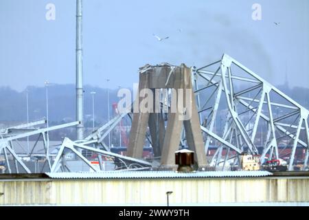 Baltimora, Maryland, Stati Uniti. 26 marzo 2024. Veduta del Francis Scott Key Bridge la mattina dopo che uno dei suoi pilastri fu colpito da una nave da carico causando il crollo del ponte a Baltimora, Maryland, il 26 marzo 2024. Crediti: Mpi34/Media Punch/Alamy Live News Foto Stock