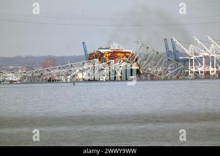 Baltimora, Maryland, Stati Uniti. 26 marzo 2024. Veduta del Francis Scott Key Bridge la mattina dopo che uno dei suoi pilastri fu colpito da una nave da carico causando il crollo del ponte a Baltimora, Maryland, il 26 marzo 2024. Crediti: Mpi34/Media Punch/Alamy Live News Foto Stock