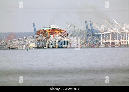 Baltimora, Maryland, Stati Uniti. 26 marzo 2024. Veduta del Francis Scott Key Bridge la mattina dopo che uno dei suoi pilastri fu colpito da una nave da carico causando il crollo del ponte a Baltimora, Maryland, il 26 marzo 2024. Crediti: Mpi34/Media Punch/Alamy Live News Foto Stock