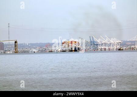 Baltimora, Maryland, Stati Uniti. 26 marzo 2024. Veduta del Francis Scott Key Bridge la mattina dopo che uno dei suoi pilastri fu colpito da una nave da carico causando il crollo del ponte a Baltimora, Maryland, il 26 marzo 2024. Crediti: Mpi34/Media Punch/Alamy Live News Foto Stock