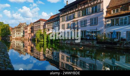 Le Petite France, il quartiere più pittoresco della vecchia Strasburgo. Case a graticcio con riflessi nelle acque dei canali malati. Foto Stock