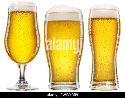 Tre diversi tipi di bicchieri da birra fresca leggera con birra su sfondo bianco. Ritaglio dei tracciati. Foto Stock