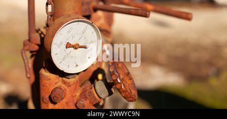 Contenitore liquido e manico in metallo di una pressa per vini, catturando l'essenza dei metodi tradizionali di vinificazione e dello stile di vita rurale Foto Stock