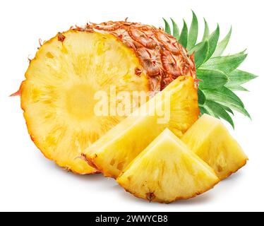 Fette di ananas maturo e di ananas isolate su sfondo bianco. Il file contiene il percorso di ritaglio. Foto Stock