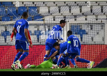 Ferrara, Italia. 26 marzo 2024. Il portiere italiano Sebastiano Desplanches salva un rigore e celebra la Nazionale Italiana durante la partita di qualificazione del Campionato europeo Under 21 2025 tra Italia e Turkiye allo Stadio Paolo Mazza - Sport, calcio - Ferrara, Italia - martedì 26 marzo 2024 (foto di massimo Paolone/LaPresse) credito: LaPresse/Alamy Live News Foto Stock