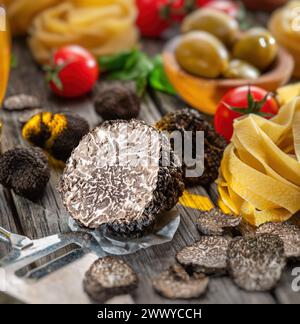 Tartufi estivi e fette di tartufo isolate su sfondo bianco. Primo piano. Foto Stock