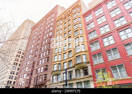 Vista ad angolo basso di una fila di alti edifici residenziali tradizionali in un quartiere residenziale di Chicago Foto Stock