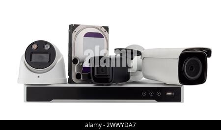 Assortimento di videocamere e registratori di sicurezza moderni. Set telecamera CCTV bianco isolato. Foto Stock