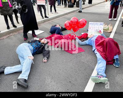 Washington DC. 26 marzo 2024. 2024, USA:i manifestanti Pro-Choice e Pro-Life si radunano alla Corte Suprema degli Stati Uniti a Washington DC, che sta ascoltando il caso per consentire che le pillole di aborto medico siano abailable over the counter credito: Patsy Lynch/Media Punch/Alamy Live News Foto Stock