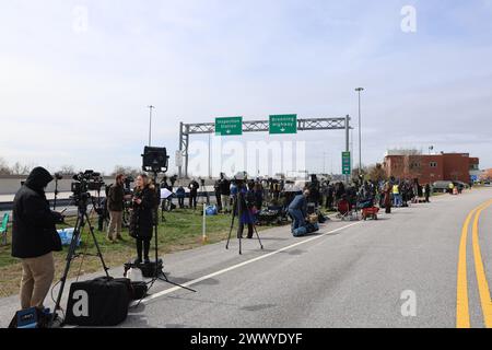 Baltimora, Stati Uniti. 26 marzo 2024. I membri della stampa lavorano vicino al sito dove un ponte è crollato a Baltimora, Maryland, Stati Uniti, il 26 marzo 2024. I funzionari del Maryland hanno detto martedì che due persone sono state salvate, mentre altre sei sono ancora sconosciute dopo il crollo del Francis Scott Key Bridge a Baltimora. Crediti: HU Yousong/Xinhua/Alamy Live News Foto Stock