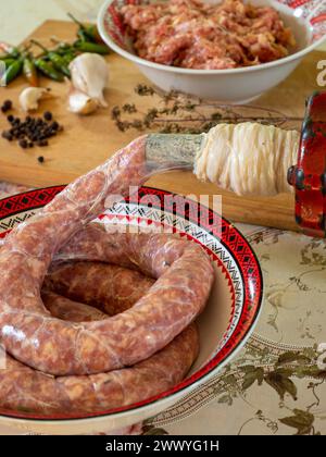 produzione tradizionale fatta in casa di salsicce e ingredienti natalizi a parte Foto Stock