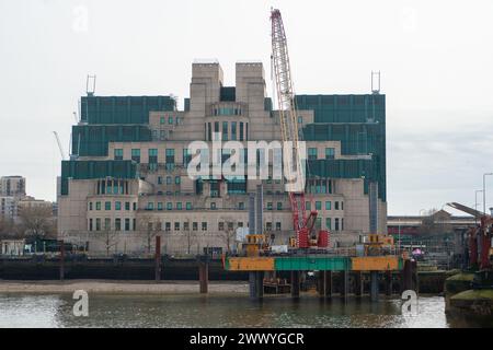 Londra, Regno Unito. 26 marzo 2024. I lavori di costruzione stanno continuando sulla Tideway, chiamata Super Sewer sul fiume Tamigi, accanto al Vauxhall Bridge a Londra, raffigurata qui di fronte all'edificio del servizio segreto dell'MI6. Decine di milioni di tonnellate di acque reflue non trattate vengono scaricate nel Tamigi ogni anno. Il Tamigi Tideway Tunnel contribuirà alla lavorazione di circa 55 milioni di tonnellate di acque reflue grezze di "traboccamento" e sarà completato nel 2025. Il nuovo progetto Tideway da 4,2 miliardi di sterline si estende per 24 miglia lungo le rive del Tamigi a Londra. Crediti: Maureen McLean/Alamy Foto Stock