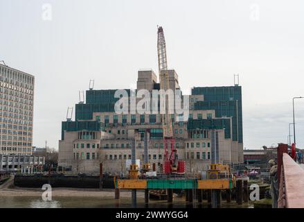 Londra, Regno Unito. 26 marzo 2024. I lavori di costruzione stanno continuando sulla Tideway, chiamata Super Sewer sul fiume Tamigi, accanto al Vauxhall Bridge a Londra, raffigurata qui di fronte all'edificio del servizio segreto dell'MI6. Decine di milioni di tonnellate di acque reflue non trattate vengono scaricate nel Tamigi ogni anno. Il Tamigi Tideway Tunnel contribuirà alla lavorazione di circa 55 milioni di tonnellate di acque reflue grezze di "traboccamento" e sarà completato nel 2025. Il nuovo progetto Tideway da 4,2 miliardi di sterline si estende per 24 miglia lungo le rive del Tamigi a Londra. Crediti: Maureen McLean/Alamy Foto Stock