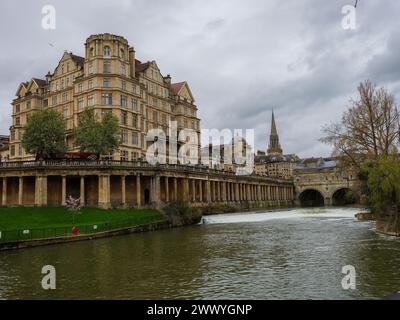 Marzo 2024 - Pulteney weir and Empire Hotel, edifici storici nella splendida città di Bath, Inghilterra, Regno Unito. Foto Stock