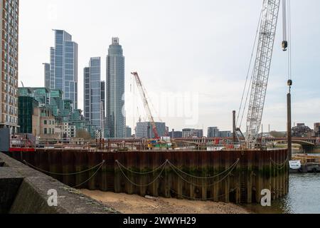 Londra, Regno Unito. 26 marzo 2024. I lavori di costruzione stanno continuando sulla Tideway, chiamata Super Sewer sul fiume Tamigi, accanto al Vauxhall Bridge a Londra. Decine di milioni di tonnellate di acque reflue non trattate vengono scaricate nel Tamigi ogni anno. Il Tamigi Tideway Tunnel contribuirà alla lavorazione di circa 55 milioni di tonnellate di acque reflue grezze di "traboccamento" e sarà completato nel 2025. Il nuovo progetto Tideway da 4,2 miliardi di sterline si estende per 24 miglia lungo le rive del Tamigi a Londra. Crediti: Maureen McLean/Alamy Foto Stock