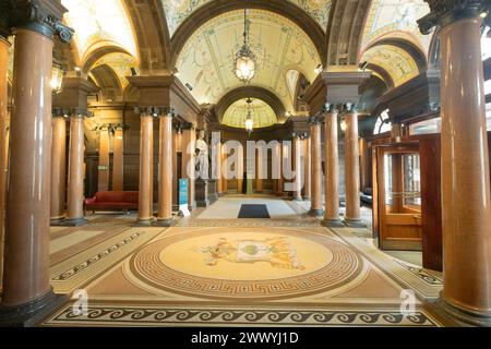Sala ricevimento, stemma cittadino piastrellato a mosaico, lasciate che Glasgow fiorisca, Glasgow City Chambers, municipio, George Square, Strathclyde, Scozia, Regno Unito Foto Stock
