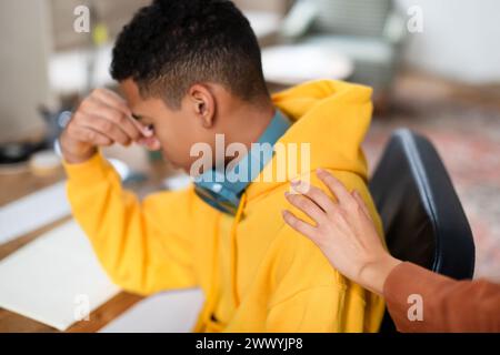 Studentessa adolescente che si sente stressata, riposa testa a mano con, madre che conforta ragazzo Foto Stock
