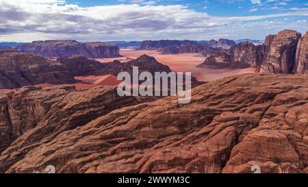 Uno straordinario paesaggio desertico-montano. Area protetta di Wadi Rum, Giordania Foto Stock