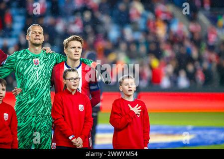 Oslo, Norvegia, 26 marzo 2024. Martin Ødegaard e il portiere norvegese Ørjan Nyland, prima del calcio d'inizio nell'amichevole tra Norvegia e Slovacchia allo stadio Ullevål di Oslo. Crediti: Frode Arnesen/Alamy Live News Foto Stock