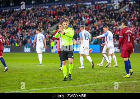 Oslo, Norvegia, 26 marzo 2024. L'arbitro Giorgi Kruashvili esclude la rete norvegese di Alexander Sørloth. Crediti: Frode Arnesen/Alamy Live News Foto Stock