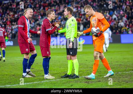 Oslo, Norvegia, 26 marzo 2024. Erling Braut Haaland norvegese e Martin Ødegaard norvegese sono scontenti del fatto che l'arbitro escluda il secondo gol della Norvegia. Crediti: Frode Arnesen/Alamy Live News Foto Stock