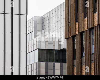 La foto mostra un paio di edifici alti in piedi uno accanto all'altro in Svezia. L'architettura e' moderna ed elegante, con finestre in vetro e cemento Foto Stock