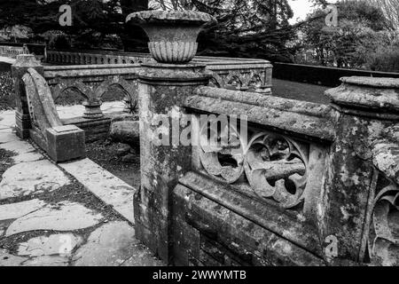 Giardino ornamentale vittoriano in pietra e spianata in stile neogotico. Immagine in bianco e nero. Cardiff, Galles. Muratura decorativa. Foto Stock