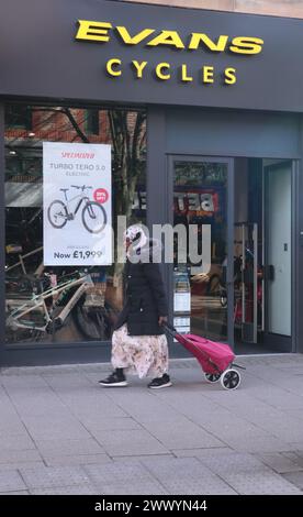 Stockport Inghilterra Regno Unito 24 marzo 2024 Evans Cycle Shop a Stockport, Greater ManchesterIl primo negozio di biciclette Evans è stato fondato da Frederick Evans nel 1922 il Fraser Group di Mike Ashley ora possiede Evans Cycles (c)Ged Noonan/Alamy Foto Stock