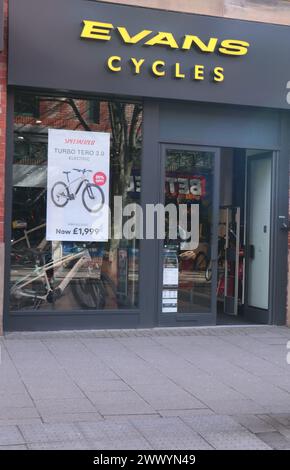 Stockport Inghilterra Regno Unito 24 marzo 2024 Evans Cycle Shop a Stockport, Greater ManchesterIl primo negozio di biciclette Evans è stato fondato da Frederick Evans nel 1922 il Fraser Group di Mike Ashley ora possiede Evans Cycles (c)Ged Noonan/Alamy Foto Stock