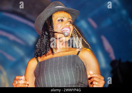 SHAZNAY LEWIS, ALL SAINTS, 1999, CONCERTO: Shaznay Lewis of All Saints al culmine della loro fama alla Cardiff International Arena CIA a Cardiff, Galles, Regno Unito, il 18 giugno 1999. Foto: Rob Watkins. INFO: All Saints, un gruppo femminile britannico formatosi nel 1993. Hanno avuto i loro primi successi nel 1997 e hanno fatto onde in tutto il mondo con le loro canzoni pop infuse R&B come "Never Ever" e "Pure Shores". La loro voce sensuale, le armonie eleganti e lo stile urbano hanno affascinato il pubblico. Foto Stock