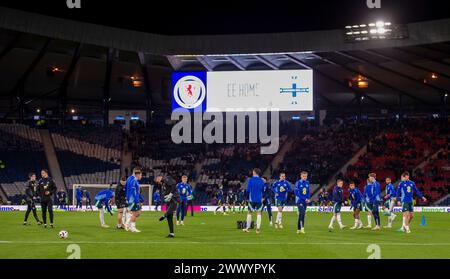 26 marzo 2024; Hampden Park, Glasgow, Scozia: Amichevole internazionale di calcio, Scozia contro Irlanda del Nord; riscaldamento dei giocatori dell'Irlanda del Nord Foto Stock