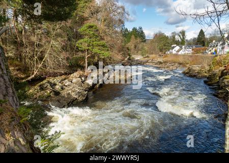 Le cascate di Dochart sono una cascata di cascate situate sul fiume Dochart a Killin nel Perthshire, in Scozia Foto Stock