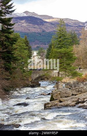 Le cascate di Dochart sono una cascata di cascate situate sul fiume Dochart a Killin nel Perthshire, in Scozia Foto Stock