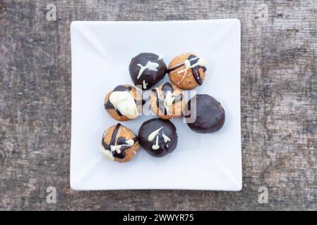 Biscotti appena sfornati sul piatto del tavolo di legno. Vista ad angolo alto. Foto Stock