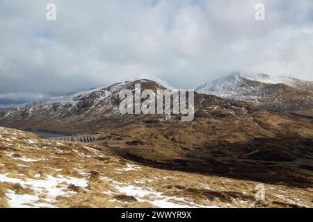 Lawers Dam e Lochan na Lairige con Beinn Ghlas e Ben Lawers sullo sfondo Foto Stock