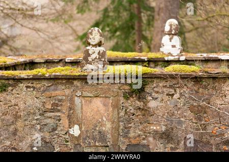 Figure scolpite in pietra sulla sommità del Clan Macnab Burial Ground si trova sull'isola 'Innis Bhuidhe' nel villaggio di Killin nel Perthshire. Foto Stock