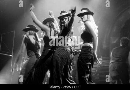 ALL SAINTS, 1999, CONCERTO: All Saints al culmine della loro fama alla Cardiff International Arena CIA di Cardiff, Galles, Regno Unito, il 18 giugno 1999. Foto: Rob Watkins. INFO: All Saints, un gruppo femminile britannico formatosi nel 1993. Hanno avuto i loro primi successi nel 1997 e hanno fatto onde in tutto il mondo con le loro canzoni pop infuse R&B come "Never Ever" e "Pure Shores". La loro voce sensuale, le armonie eleganti e lo stile urbano hanno affascinato il pubblico. Foto Stock