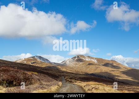 Guardando verso Meall Corranaich e Beinn Ghlas nel gruppo di montagne Ben Lawers. Foto Stock