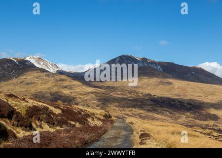Guardando verso Meall Corranaich e Beinn Ghlas nel gruppo di montagne Ben Lawers. Foto Stock